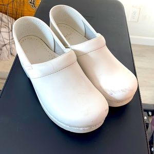 Women’s Dansco nursing shoes